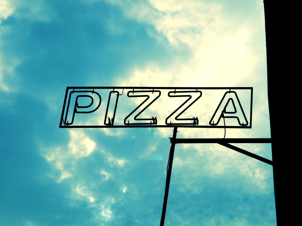 A pizza restaurant sign